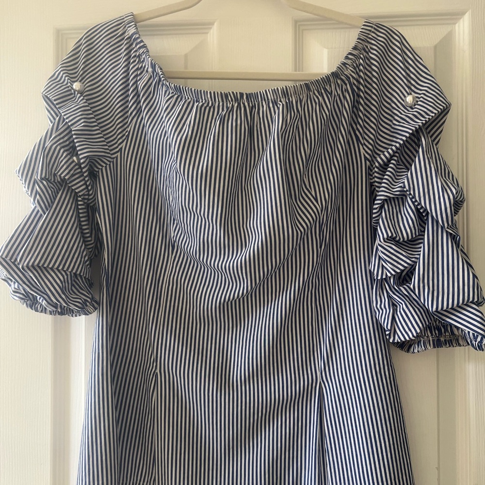 ❤️ Beautiful blue pinstripe Top